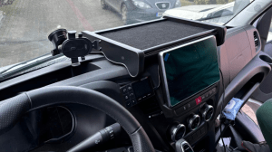 Półka środkowa stolik na podszybie, kokpit RTV BUS IVECO DAILY od 2025 r. welur