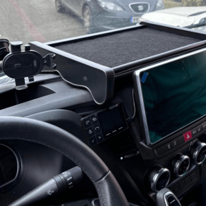 Półka środkowa stolik na podszybie, kokpit RTV BUS IVECO DAILY od 2025 r. welur