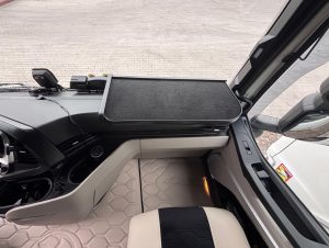 Półka IVECO STRALIS S-WAY od 2024 r. prawa bez szuflady czarny welur frez