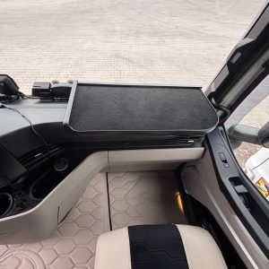 Półka IVECO STRALIS S-WAY od 2024 r. prawa bez szuflady czarny welur frez